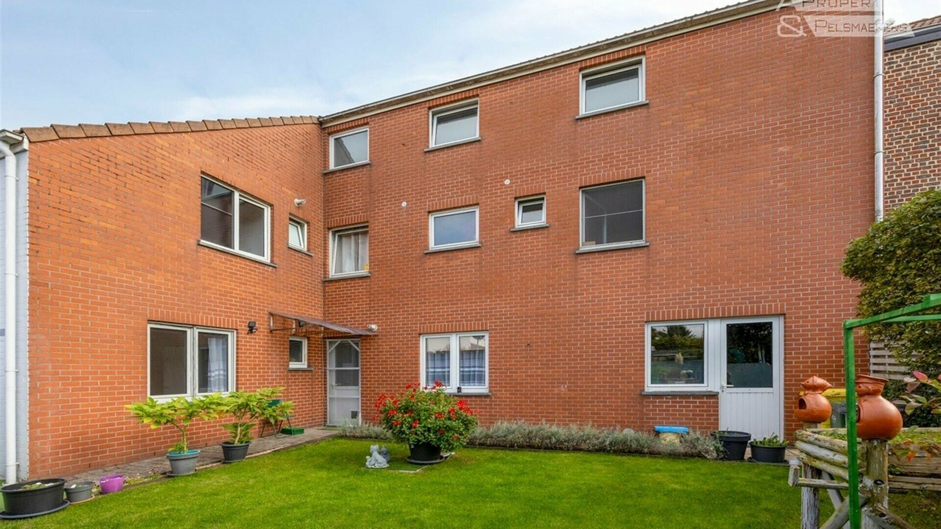 Appartementsgebouw te koop in MEERBEEK