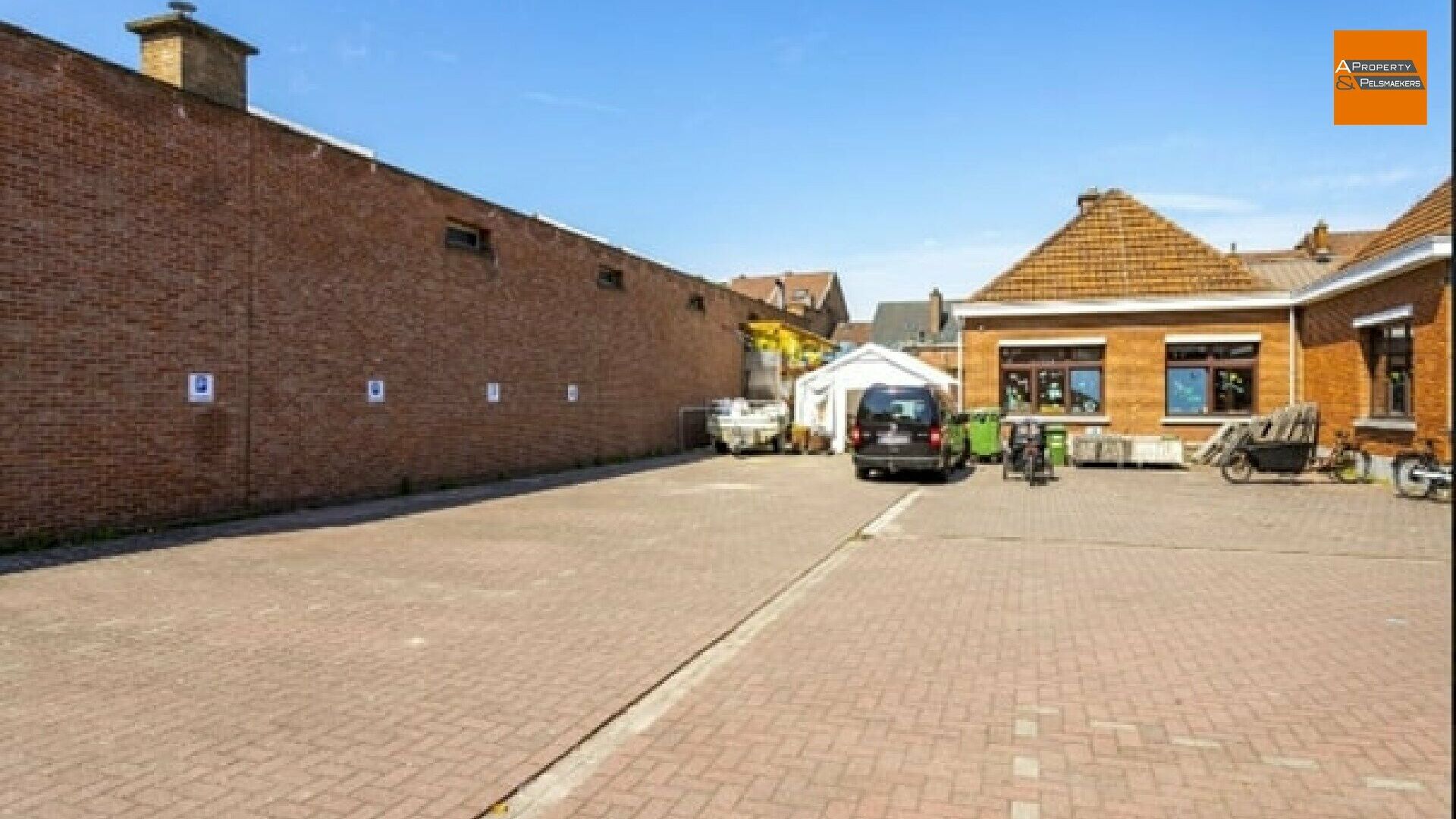 Commercial building for rent in KESSEL-LO